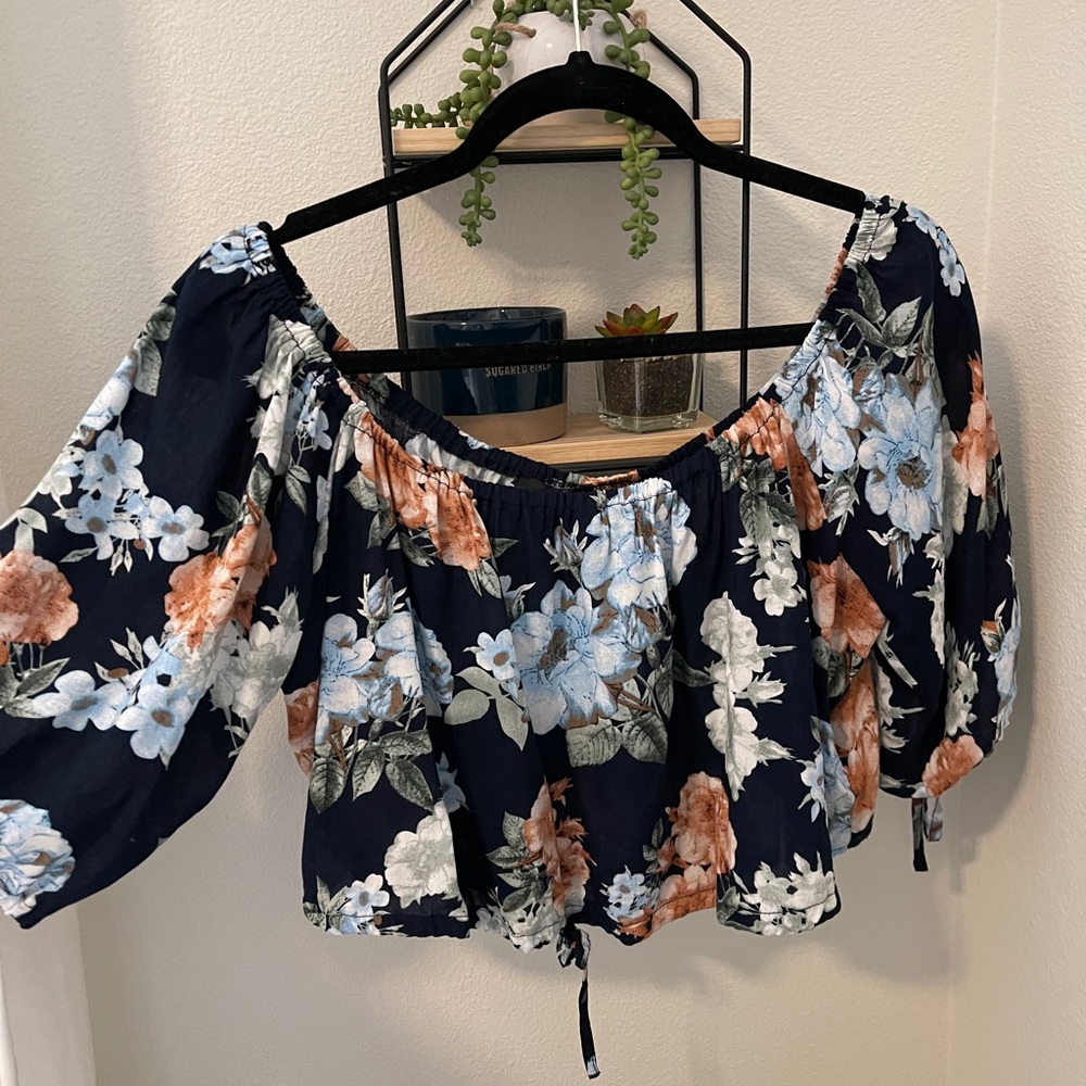 Cute flowy crop